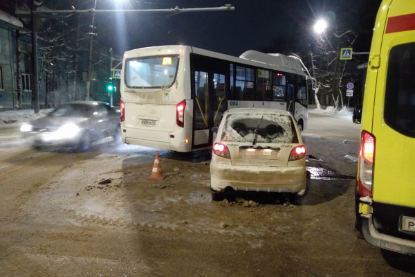 В Сыктывкаре водитель маршрутного ПАЗа не поделил перекресток с Daewoo Matiz