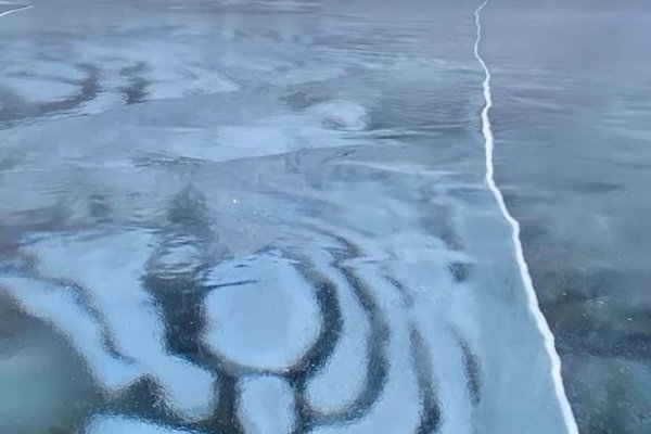 Лед с причудливыми узорами засняли в Воркуте