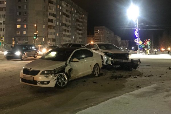 В Сыктывкаре водитель Skoda под запрещающий сигнал светофора не пропустил женщину на Lexus