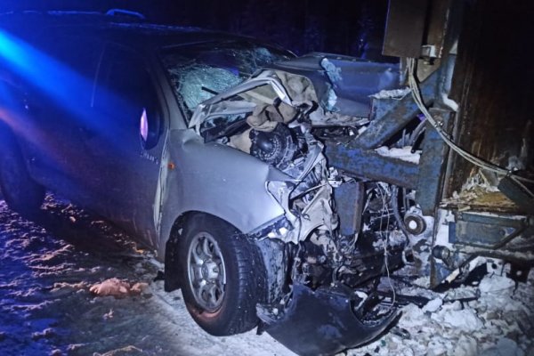 Под Печорой после столкновением с КамАЗом в больницу попал водитель Toyota Hilux