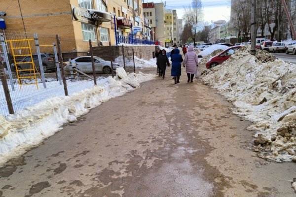 Решаем вместе: в Сыктывкаре после жалоб в соцсетях коммунальщики чистят дороги и крыши от снега