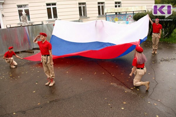 В некоторых российских школах уже с мая введут церемонию поднятия флага и исполнения гимна