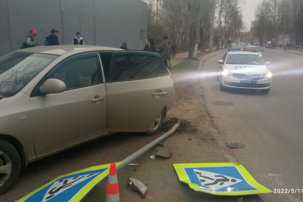В Сыктывкаре водитель Hyundai Elantra снесла дорожный знак, который затем упал на пешехода