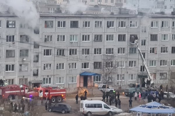 В Усинске во время пожара с верхних этажей дома эвакуировали людей
