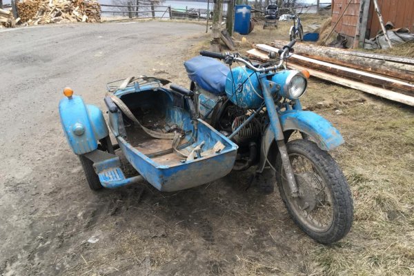 В усинском селе Мутный Материк мотоциклист с пассажиром съехали в кювет