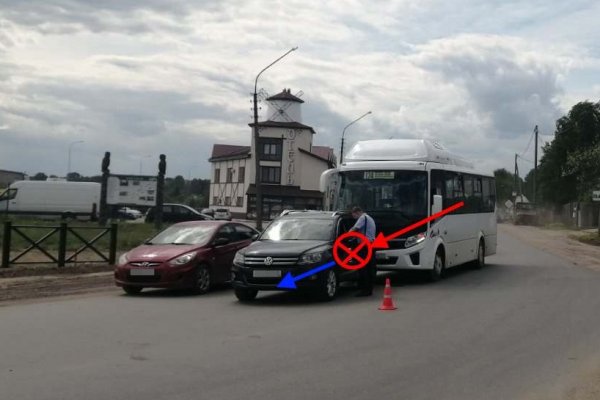 В Выльгорте водитель маршрутного автобуса догнал перед светофором Volkswagen Tiguan
