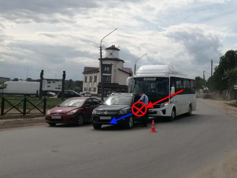 В Выльгорте водитель маршрутного автобуса догнал перед светофором Volkswagen Tiguan