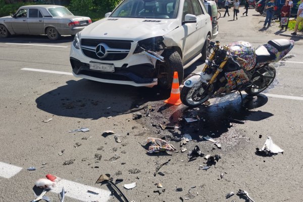 В Ухте водитель мотоцикла Suzuki после столкновения с Mercedes получил тяжелые травмы 