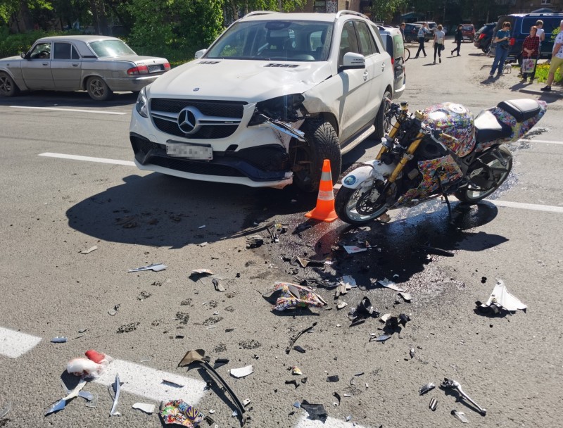 В Ухте водитель мотоцикла Suzuki после столкновения с Mercedes получил тяжелые травмы 