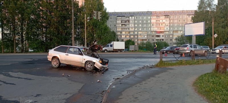 В Сыктывкаре водитель Renault не уступила поворот на ТРЦ "Макси" автомобилю ВАЗ