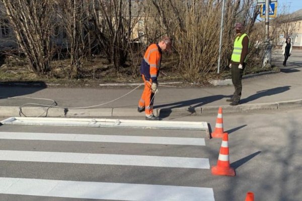 В Воркуте обновляют разметку на пешеходных переходах


