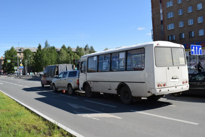 В Ухте водитель маршрутного автобуса спровоцировал двойное ДТП