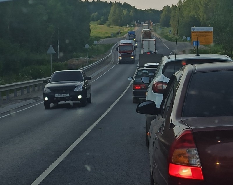 Водители жалуются на многокилометровые пробки на трассе Киров - Сыктывкар