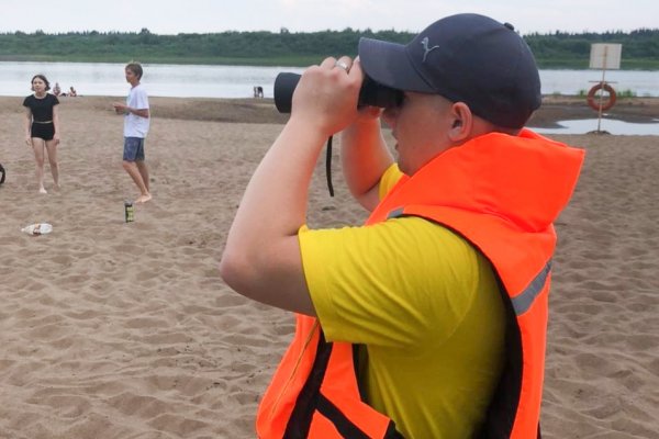 В Троицко-Печорске впервые выставили спасательный пост на песчаной косе
