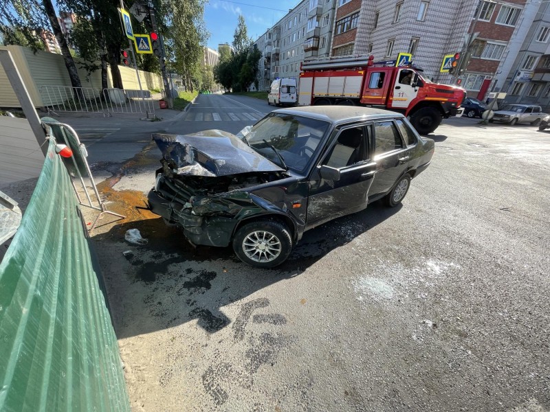 В Сыктывкаре произошло два столкновения автомобилей, в которых пострадали люди