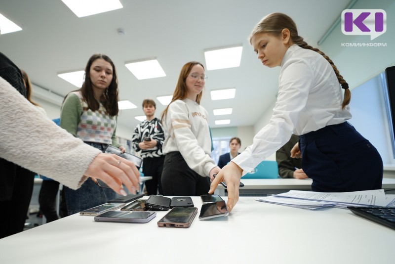 Запрет на сотовые телефоны в школе: в Сыктывкаре большинство учителей — за, большинство родителей — против