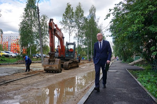 И.о.главы Сыктывкара Владимир Голдин потребовал от подрядчика ускорить ремонт тротуара на главной улице города