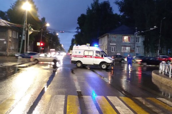 В Сыктывкаре после столкновения с Saab получили травмы водитель и два пассажира скорой помощи