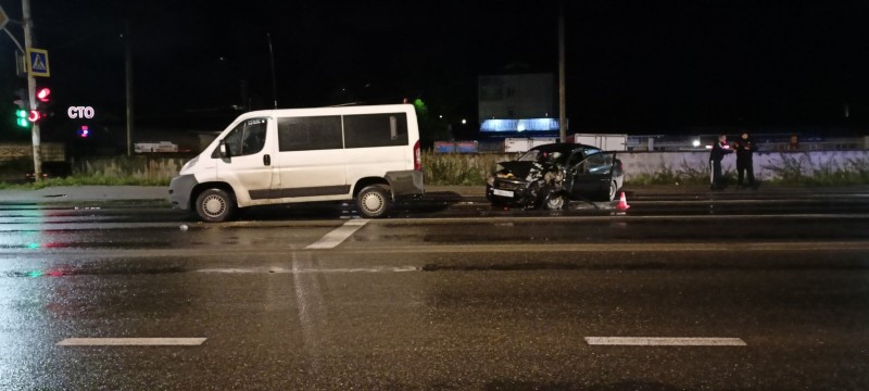 В Сыктывкаре водитель "Лады" врезался в микроавтобус Peugeot и сам же пострадал