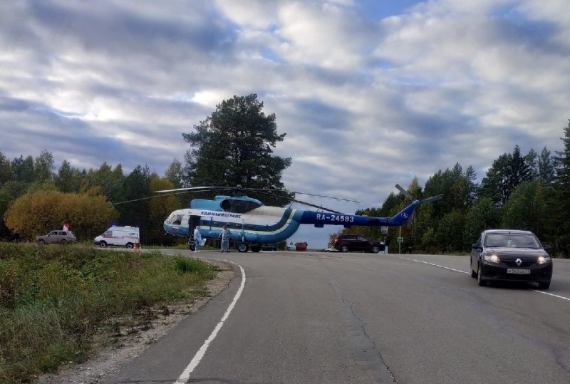 В Койгородском районе вертолет санавиации приземлился на дорогу