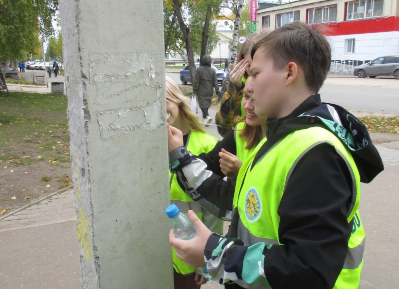 Волонтеры Эжвы приняли участие в акции "Город без рекламы"