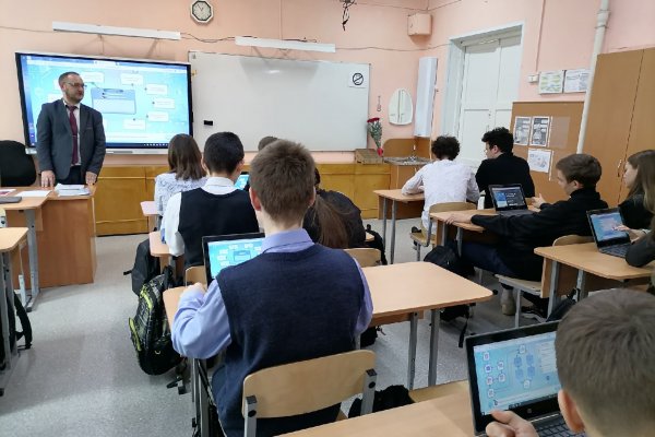 Замминистра цифрового развития Коми обсудил с учениками Русской гимназии пользу и опасность искусственного интеллекта