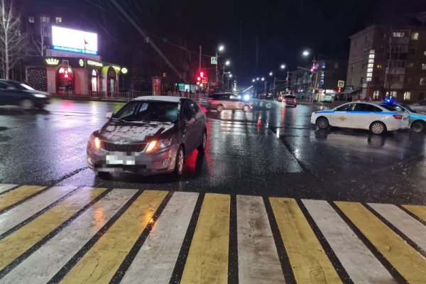 В центре Ухты переходившая дорогу на красный свет 80-летняя женщина получила тяжелые травмы
