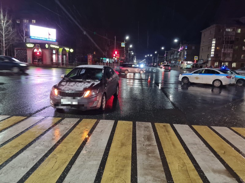 В центре Ухты переходившая дорогу на красный свет 80-летняя женщина получила тяжелые травмы