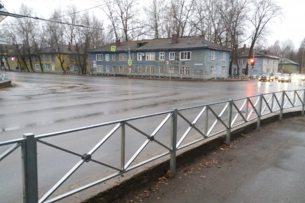 На месте ДТП с участием Ирины Шеремет в Сыктывкаре тротуар отделили от проезжей части 