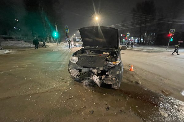 В Сыктывкаре 72-летняя водитель Land Rover врезалась в УАЗ и снесла дорожный знак