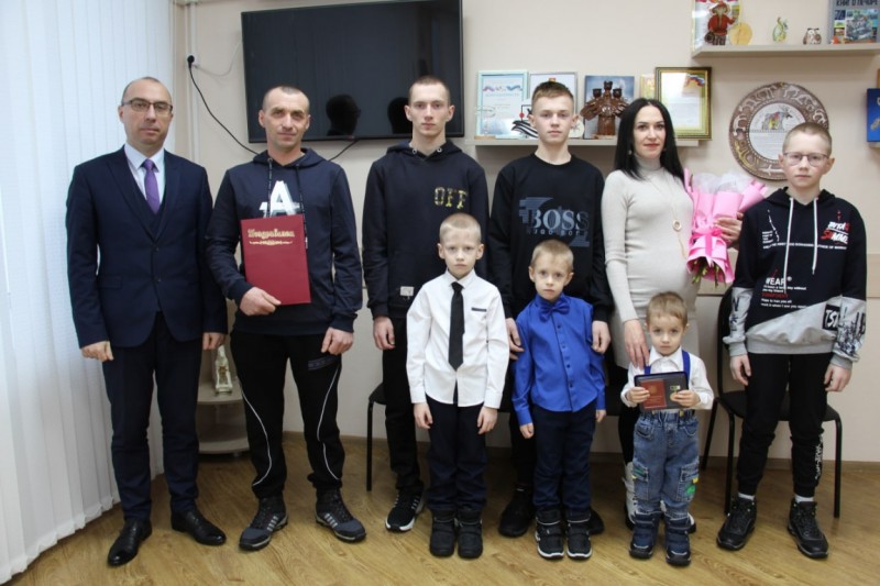 Многодетная семья из Печоры награждена медалью "За достойное воспитание детей"