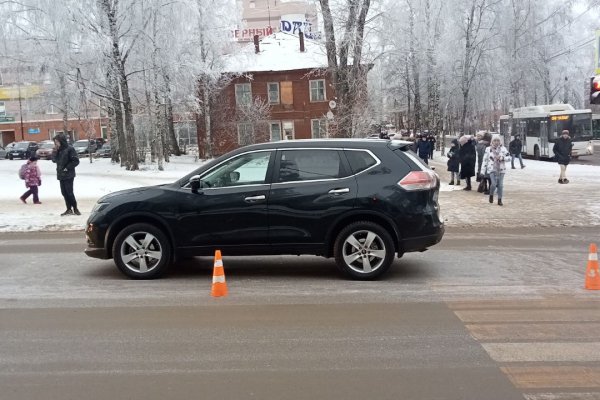 В центре Сыктывкара беспечный пешеход попал под колеса Nissan X-Trail