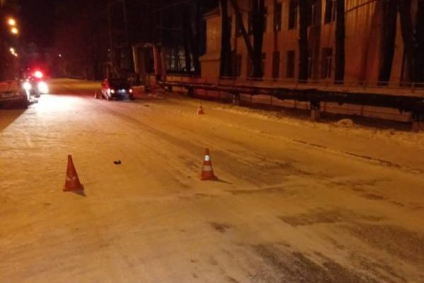 В Княжпогостском районе 8-летняя девочка переходила дорогу вне зебры и попала под колеса ВАЗа