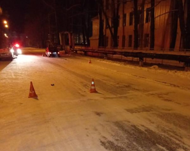 В Княжпогостском районе 8-летняя девочка переходила дорогу вне зебры и попала под колеса ВАЗа