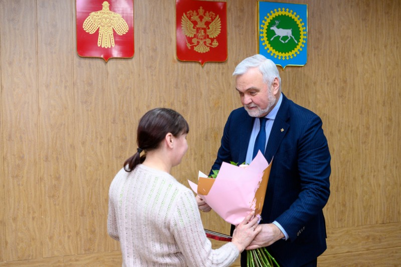 Владимир Уйба передал матери добровольца благодарность главы Коми