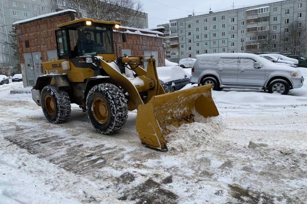 В Сыктывкаре идет чистка дворов от снега