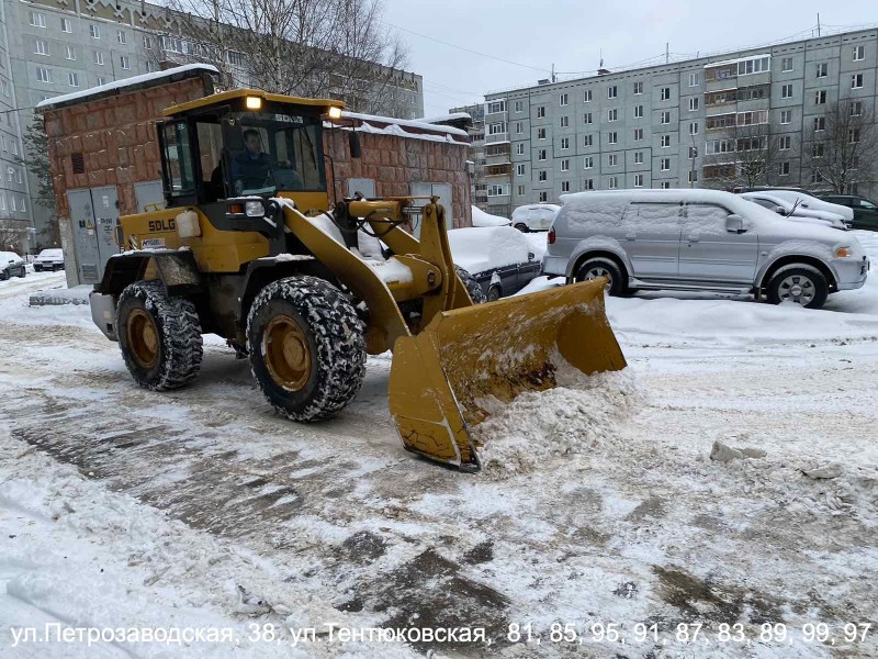 В Сыктывкаре идет чистка дворов от снега