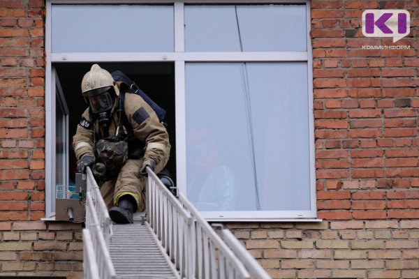 В Печоре и Сыктывкаре звенья газодымозащитной службы на пожарах спасли пятерых человек