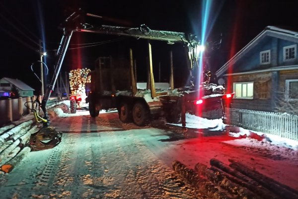 В Прилузском районе отряд спасателей устранил падение машины КамАЗ с манипуляторов на жилой дом