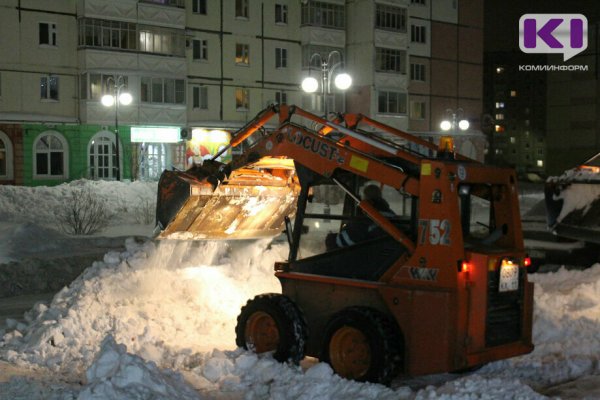В Сыктывкаре с начала зимы коммунальщики вывезли на полигон более 13 тысяч кубометров снега