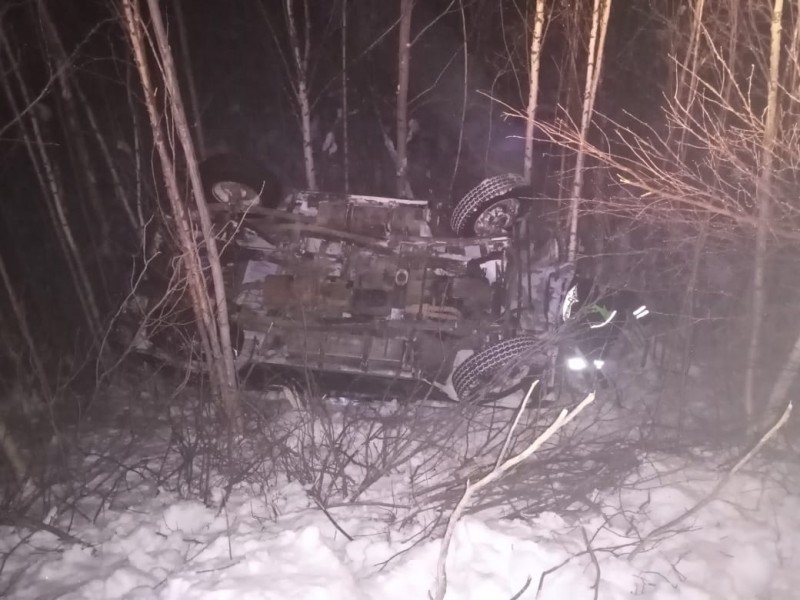 В Ижемском районе 19-летний нетрезвый водитель на УАЗ "Хантер" опрокинулся в кювет