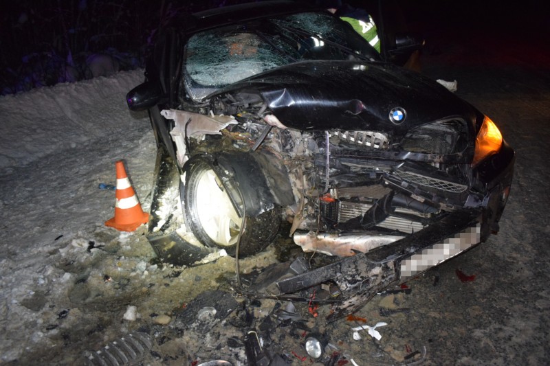 Под Ухтой после столкновения с большегрузом пострадали водитель и пассажиры BMW