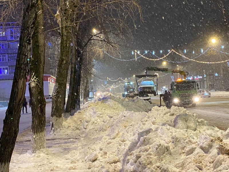 В Сыктывкаре во время уборки снега эвакуировали два автомобиля 
