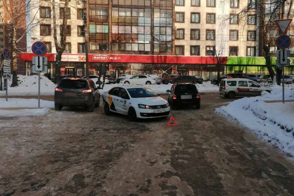 В Сыктывкаре поездка на такси закончилась травмами для пассажирки 