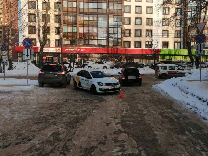 В Сыктывкаре поездка на такси закончилась травмами для пассажирки 