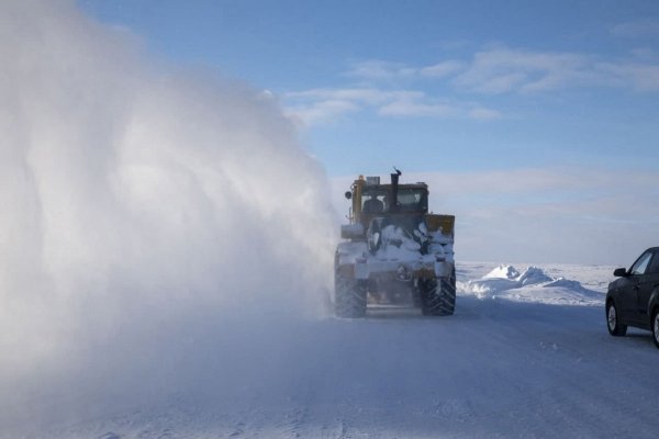 На дороге Нарьян-Мар - Усинск работает 10 единиц снегоуборочной техники 