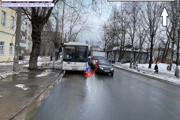 В Сыктывкаре водитель Skoda Rapid подрезал маршрутный автобус