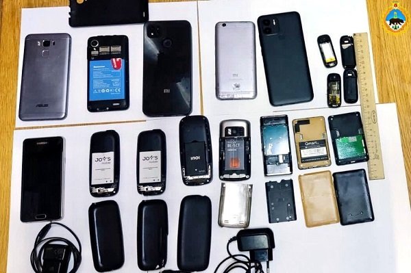 В Ухте задержан молодой человек, пытавшийся перебросить в колонию 15 мобильных телефонов