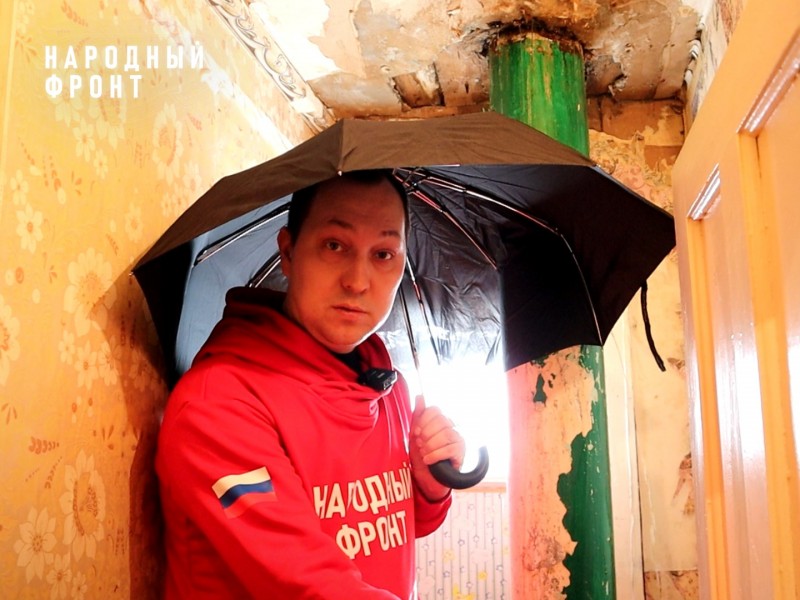В Выльгорте пожилые жители дома по улице Рабочая ходят в туалет с зонтиком из-за потоков нечистот