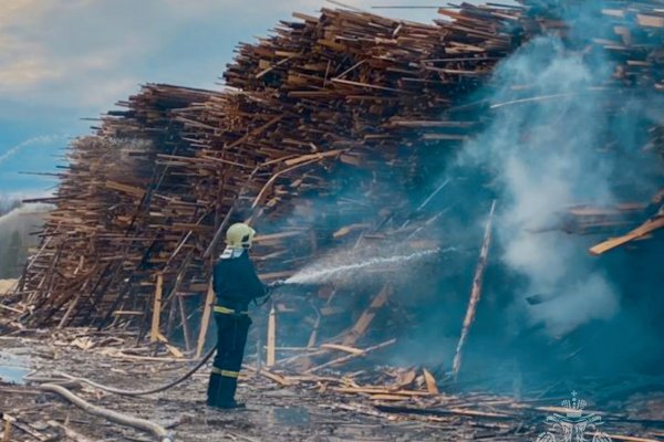 Пожар на пилораме в Яснэге не несет угрозы населенному пункту